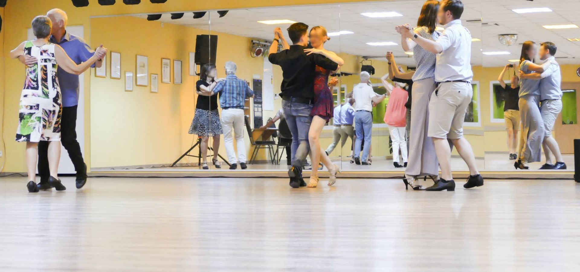 Tanzpaare im Saal des Tanzclub Fantasy e.V.